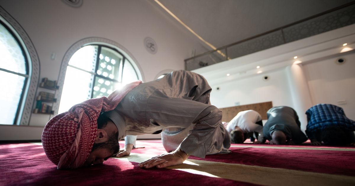 Pria Muslim melakukan sujud saat sholat berjamaah di masjid
