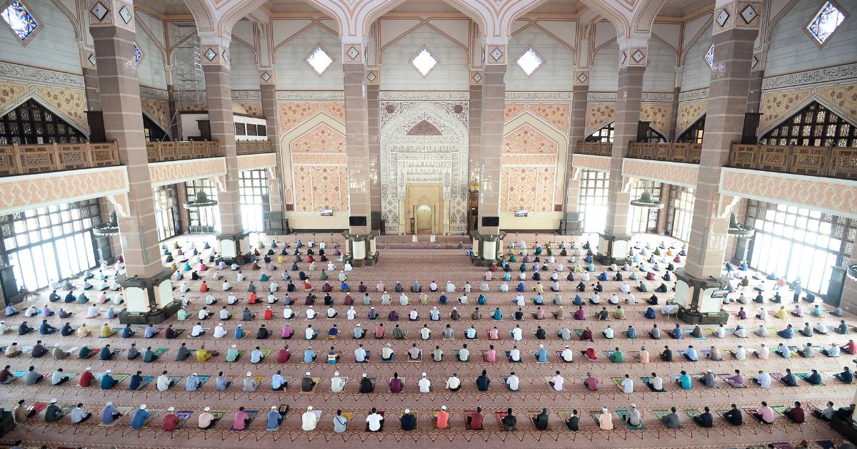  Muslime beten während der Pandemie in der Moschee in der Gemeinde