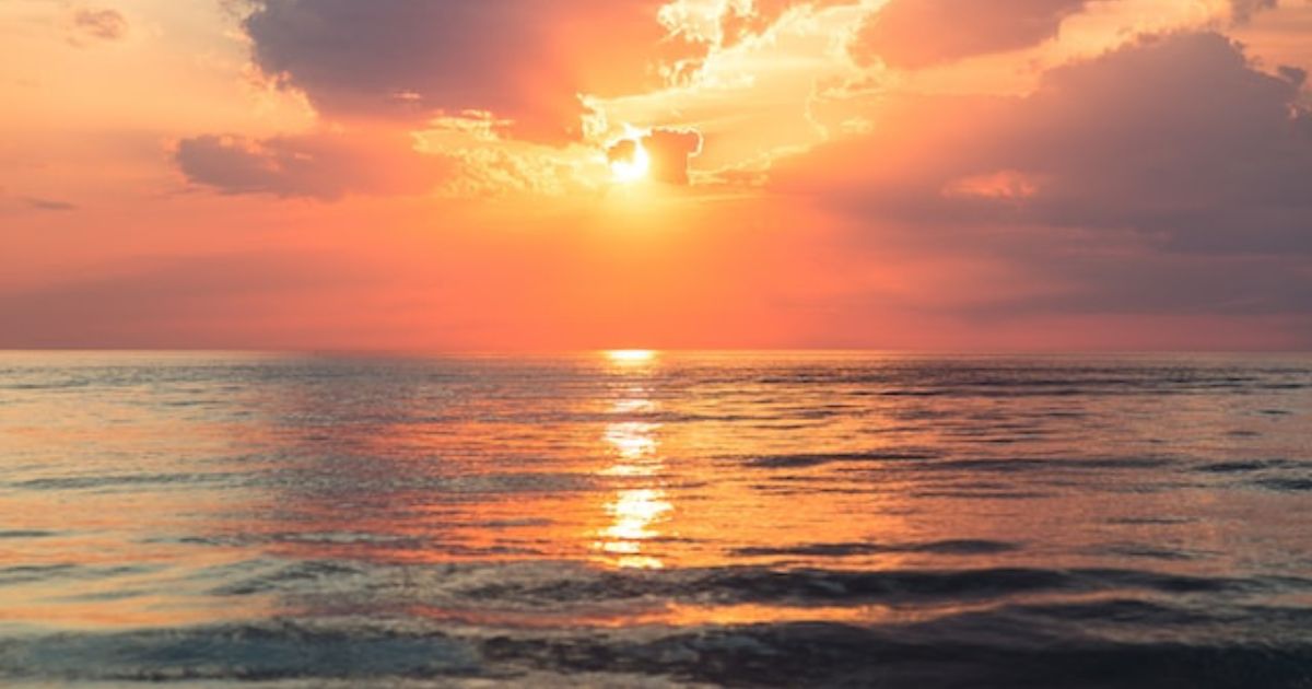  Solen går ner över havet och reflekterar det orange ljuset