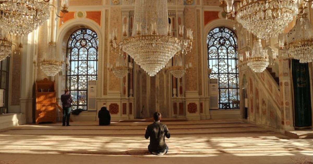 Ein grafisches Bild stellt einen muslimischen Mann dar, der in der Moschee betet
