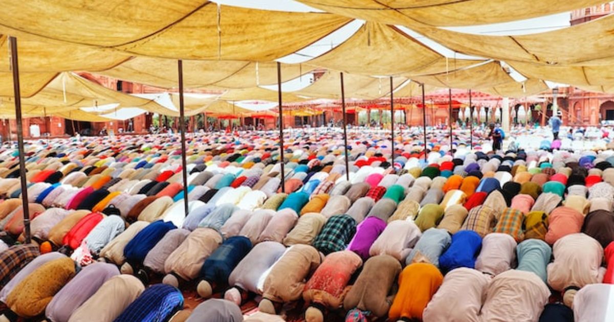 A graphic represent muslims performing prostration or sujūd in congregation prayer
